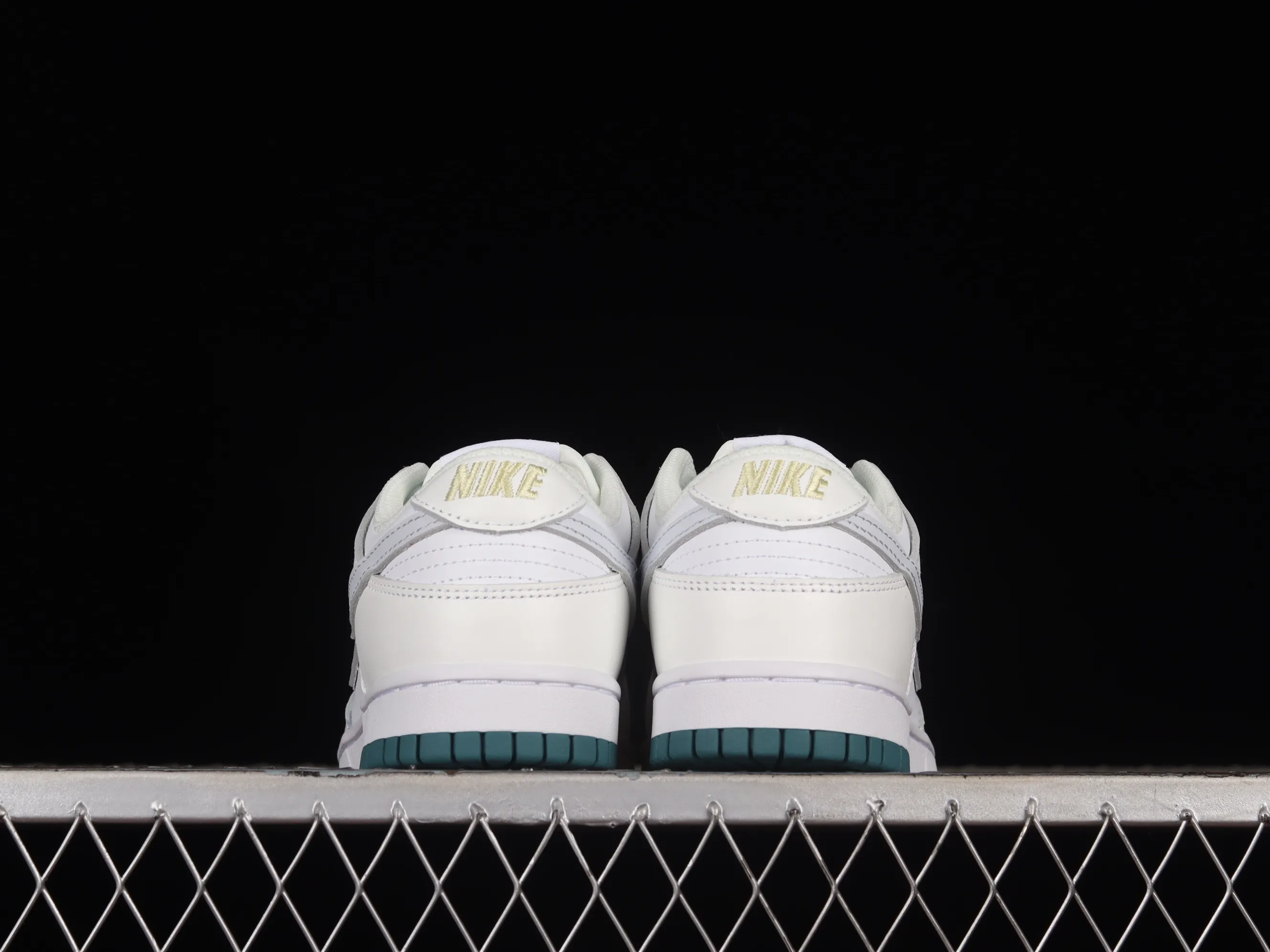 All categories Nk SB Dunk series Nk SB Dunk Low low-top sneakers Nk SB Dunk Low white green SB low-top sports and leisure sneakers FD9911-101